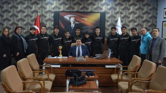 Edremit Mehmet Akif Ersoy Ortaokulu Müdürü Ali KESKİNSOY ve Yıldızlar Hentbol Erkek Takımı, İlçe Milli Eğitim Müdürü Yusuf KOÇu ziyaret etti.