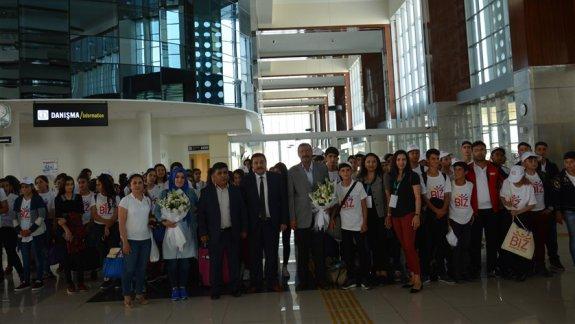 "Biz Anadoluyuz Projesi" Kapsamında, Adıyamandan Edremite Gelen 95 Öğrenci Havalimanında Karşılandı.