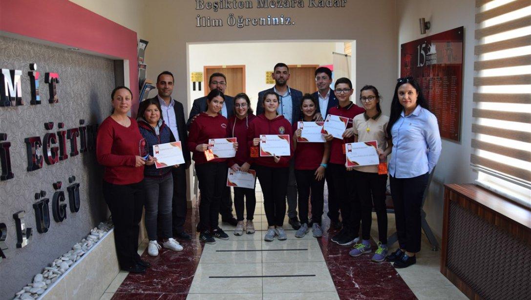 İlçe Millî Eğitim Müdürümüz, TÜBİTAK Türkiye Finalistlerini Altınla Ödüllendirdi.