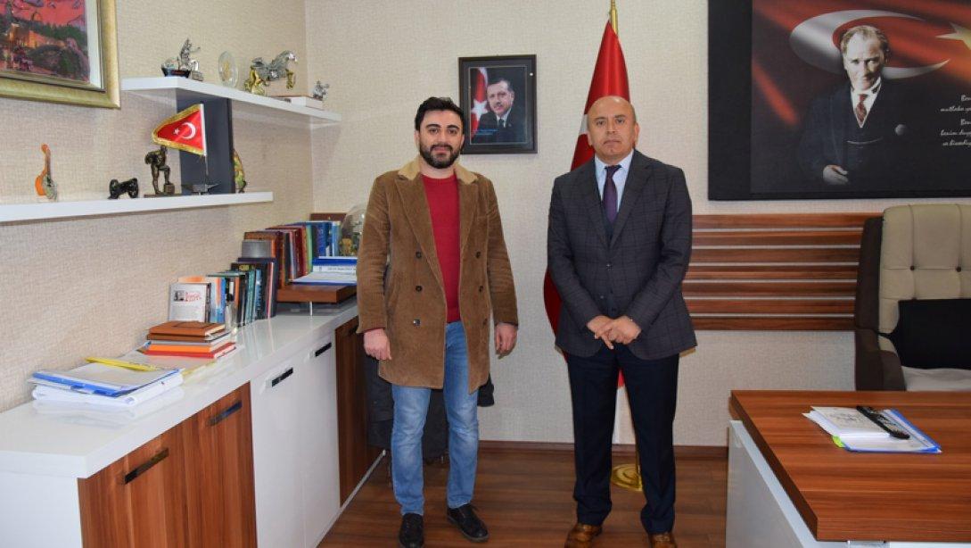 Gazeteci Mehmet Onur YILMAZ, İlçe Milli Eğitim Müdürümüz Yakup ÖZBEK'i Ziyaret Etti.