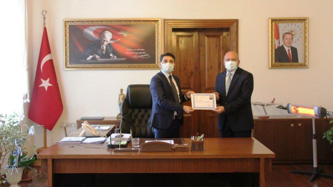 Kaymakamımız Turgay ÜNSAL, İlçe Milli Eğitim Müdürümüz Yakup ÖZBEK'i Başarı Belgesiyle Ödüllendirdi.