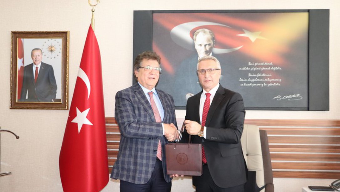 Edremit Belediye Başkanı Selman Hasan ARSLAN, Edremit İlçe Millî Eğitim Müdürümüz Yaşar CİĞER'i Ziyaret Etti.
