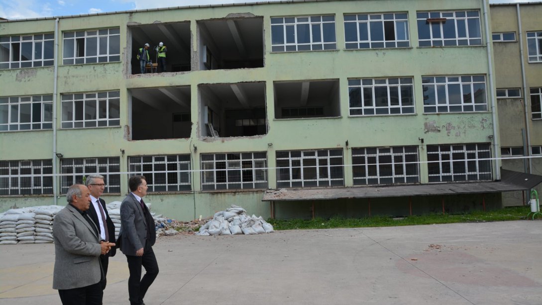 Edremit' te Okullarımızda Topyekün Yenileme ve İnşaat Çalışmaları 