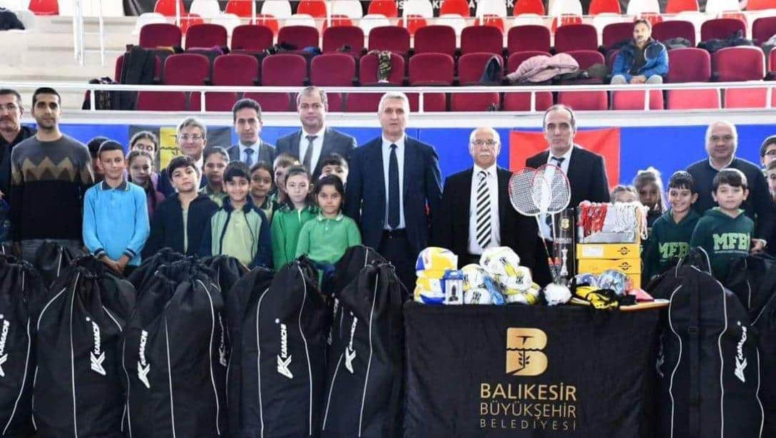 Balıkesir Büyükşehir Belediyesinden Edremit Okullarımıza Spor Malzeme Desteği