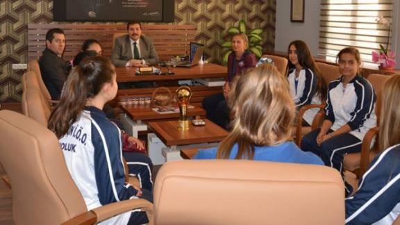 İlçe Milli Eğitim Müdürü Yusuf KOÇ Kardeş Çavuşoğlu Ortaokulu Kız Basketbol Takımını Kabul Etti.