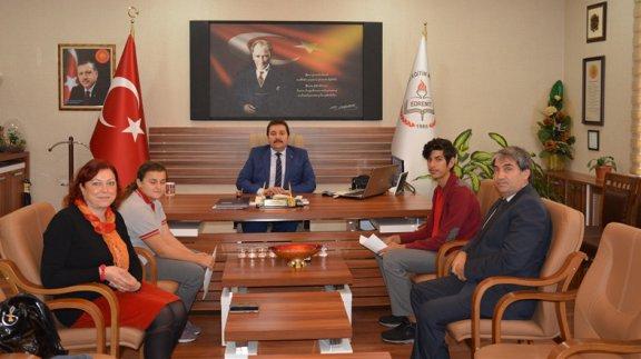 Mevlana Ortaokulu Öğrencileri, İlçe Milli Eğitim Müdürümüz Yusuf Koç ile Röportaj Yaptı.