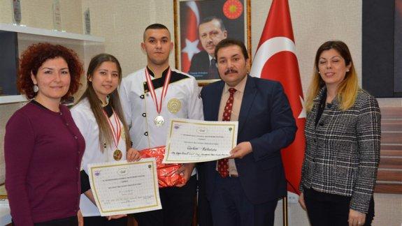 Altınoluk Fernur Sözen Mesleki ve Teknik Anadolu Lisesi Öğrencileri Uluslararası Yarışmadan Birincilikle Döndüler.