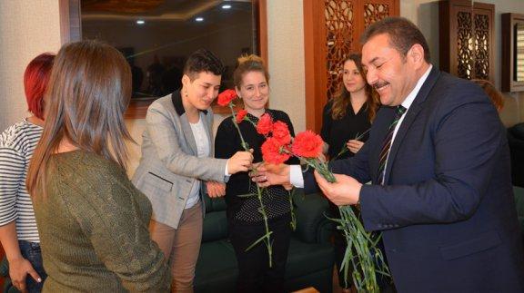 İlçe Milli Eğitim Müdürümüz Yusuf Koç, Müdürlüğümüz Personelinin Kadınlar Gününü Kutladı.