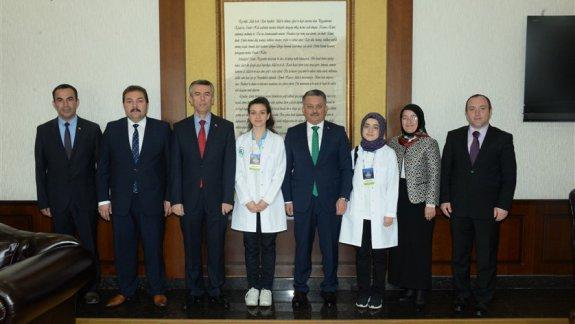 Tübitak Türkiye Birincisi Olan Edremitli Öğrenciler Sayın Valimiz Ersin Yazıcı Ve İl Milli Eğitim Müdürümüz Yakup Yıldız Tarafından Ödüllendirildi.