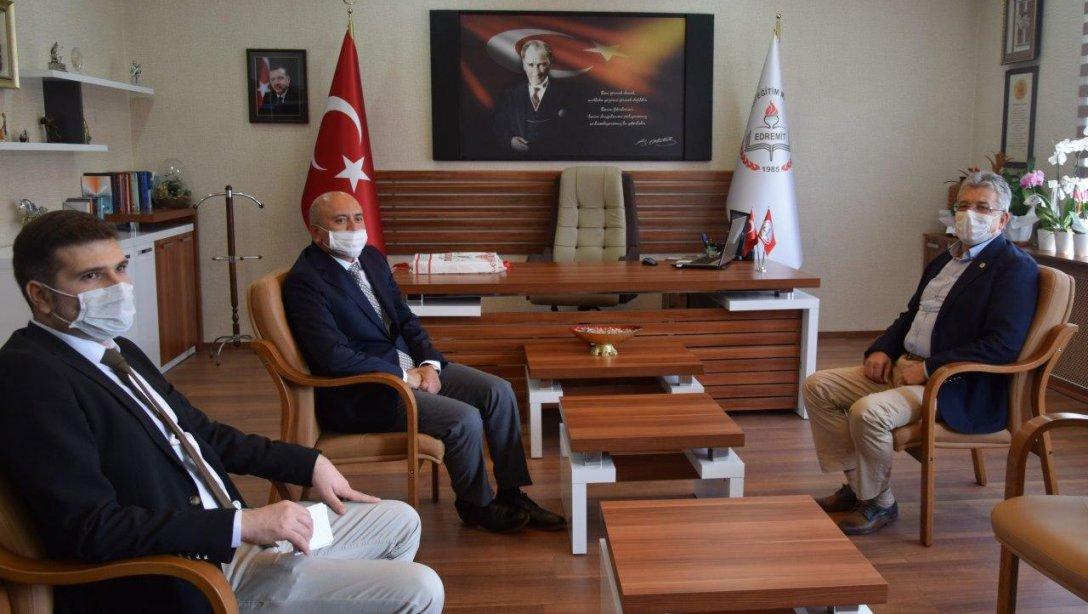Belediye Başkanımız Selman Hasan Aslan, İlçe Milli Eğitim Müdürümüz Yakup Özbek'i Ziyaret Etti.