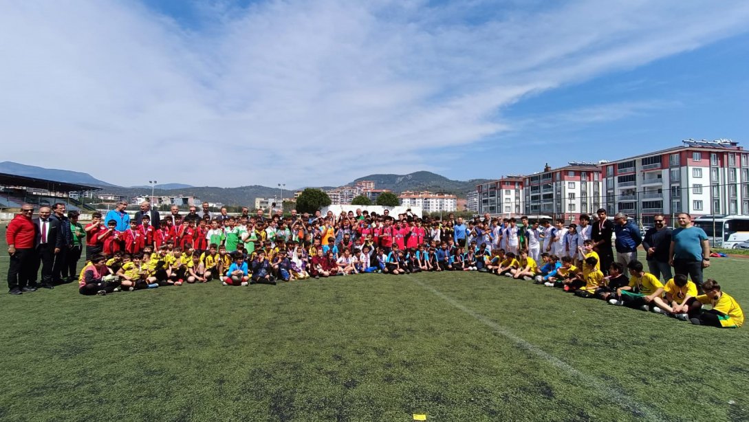 Edremit'te İlkokul ve Ortaokullar arası Futbol Turnuvası Coşkusu