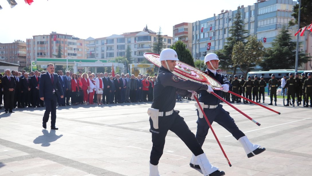 29 Ekim Cumhuriyet Bayramı Nedeniyle Bugün Şehit Hamdibey Meydanında Çelenk Sunma Töreni Gerçekleşti. 
