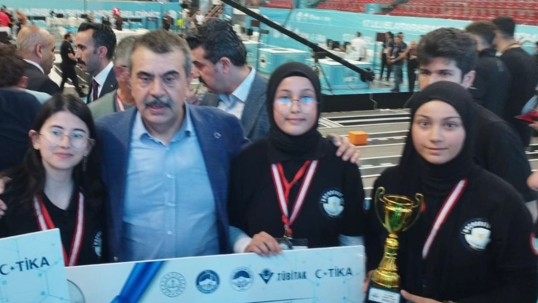 Edremit İmam Hatip Lisesi Dünya İkincisi